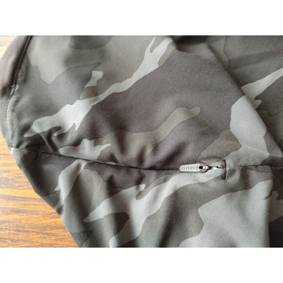 Athleta VENTED Green Camo Printed Mesh Racer Run Short 4" Women's Size Small - Picture 5 of 6